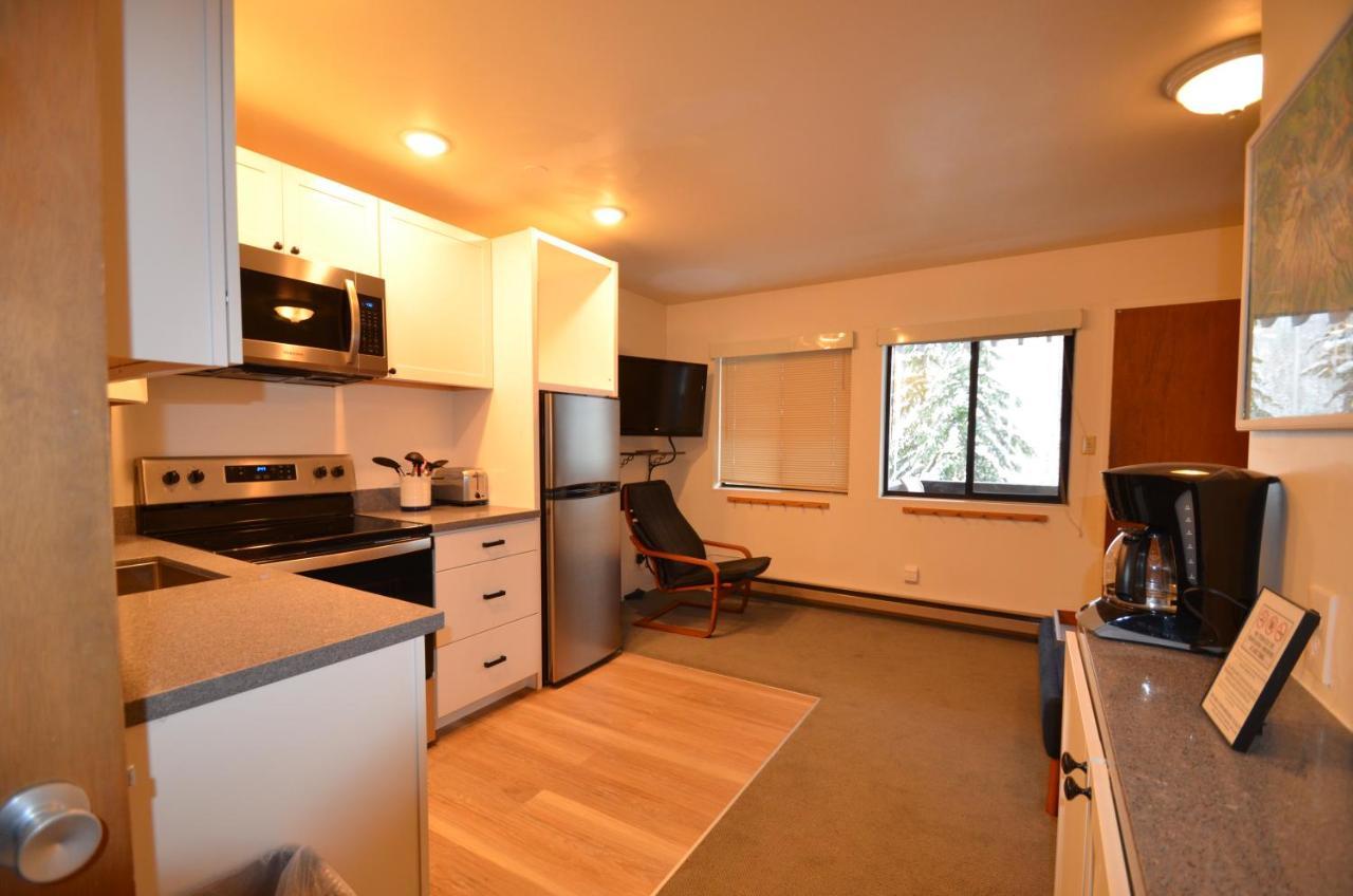 Crystal Chalets Greenwater エクステリア 写真